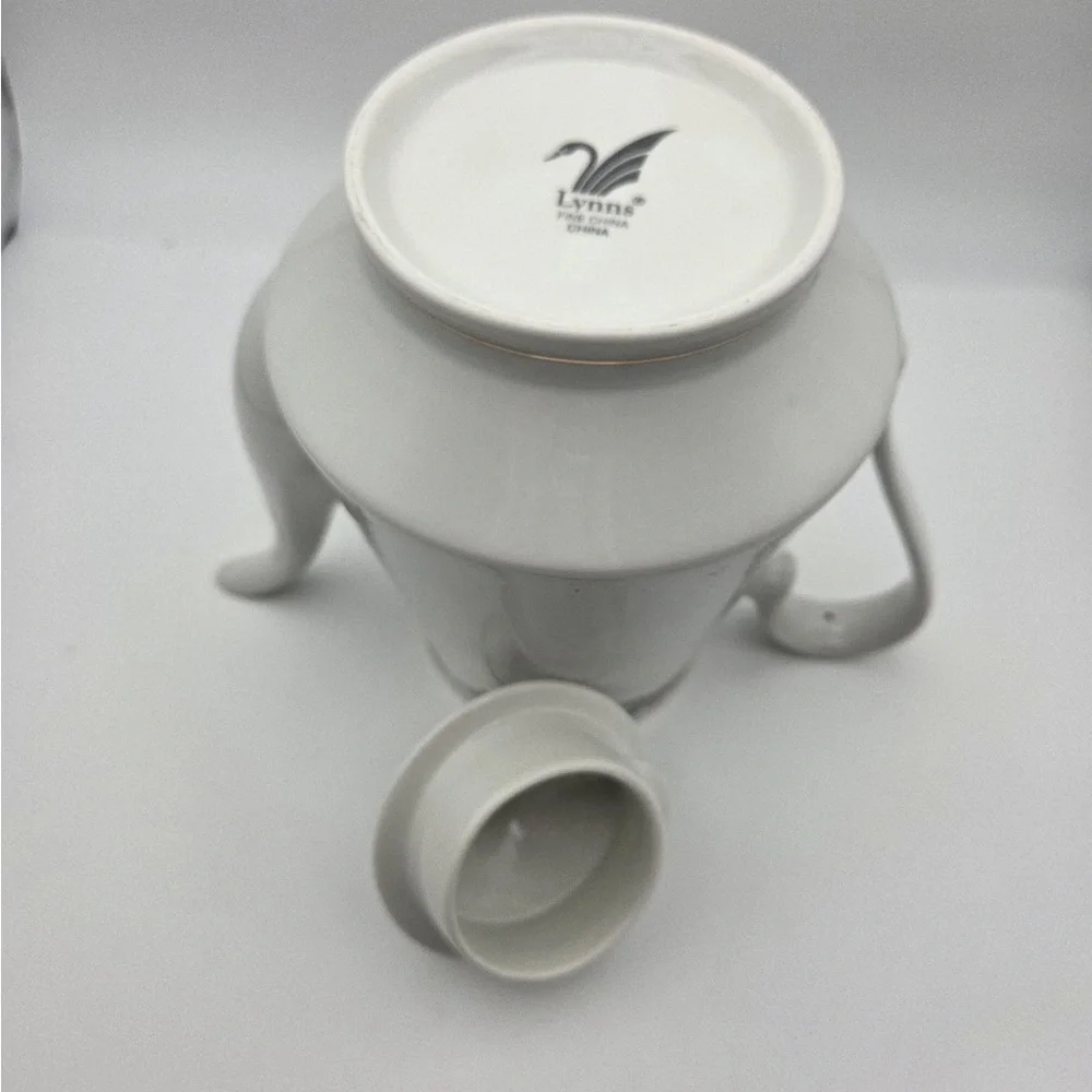 Vintage coffee/ tea / hot chocolate pot Lynns Holly fine porcelain china